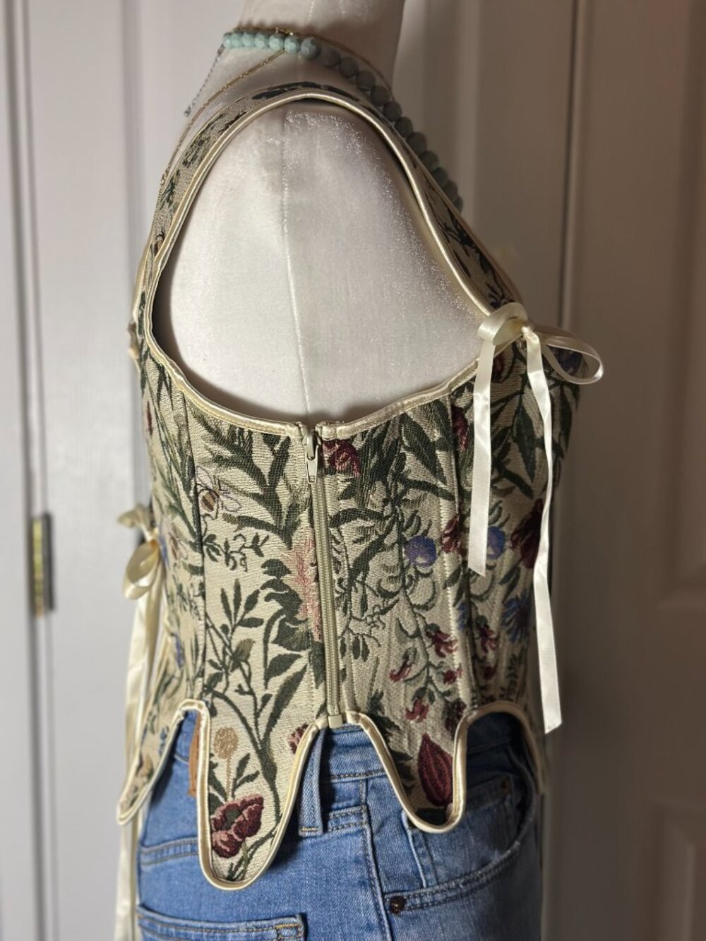 Scarlet Darkness Floral Tapestry Corset Top NWT size 8 - Picture 3 of 6